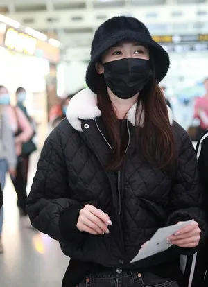 袁冰妍渔夫帽甜美可爱机场照图片