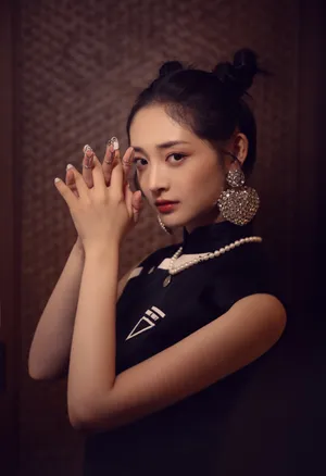 周洁琼黑色旗袍魅惑性感写真图片_2