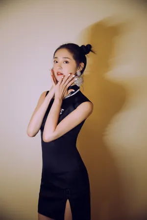 周洁琼黑色旗袍魅惑性感写真图片_3
