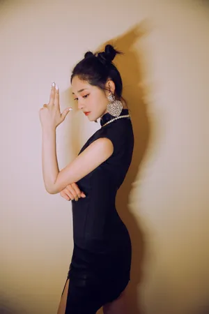 周洁琼黑色旗袍魅惑性感写真图片_5