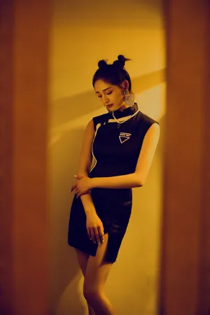 周洁琼黑色旗袍魅惑性感写真图片_7