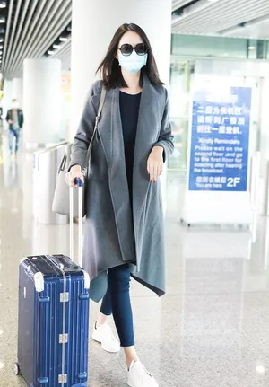 张梓琳美腿纤细修长机场照图片_3