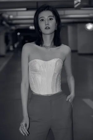 乔欣红色西装性感美艳写真图片_4