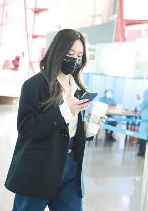 沈梦辰西装休闲裤造型简约机场照图片_2