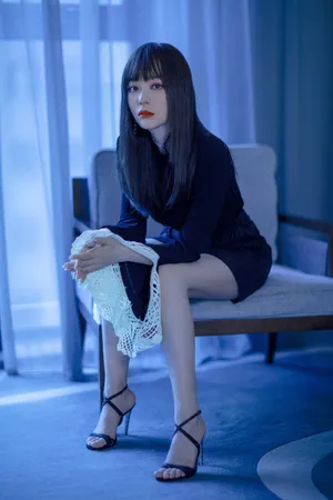 张靓颖齐刘海长发魅力时尚写真_13