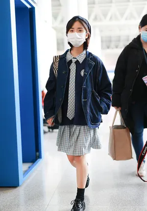 沈月学院风短裙可爱甜美机场照图片