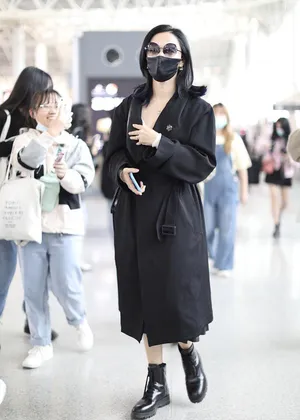 姚晨黑色风衣优雅自信机场照图片