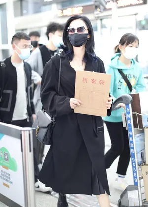 姚晨黑色风衣优雅自信机场照图片_3