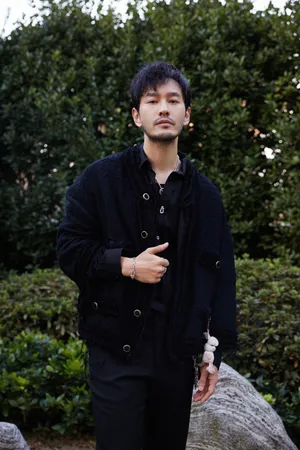 黄晓明络腮胡熟男封帅气写真_2