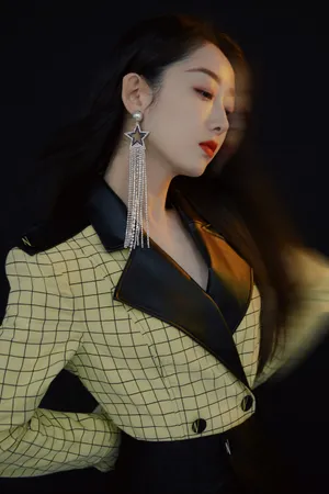 蒋梦婕格纹裙性感摩登写真图片_1