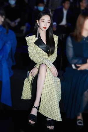 蒋梦婕格纹裙性感摩登写真图片