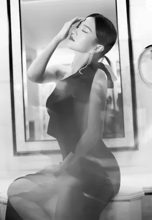 包文婧开叉黑裙性感写真图片