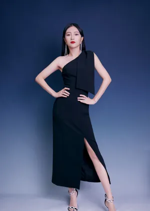 包文婧开叉黑裙性感写真图片