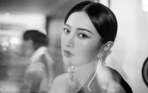 包文婧开叉黑裙性感写真图片_2