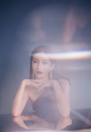 包文婧开叉黑裙性感写真图片_6