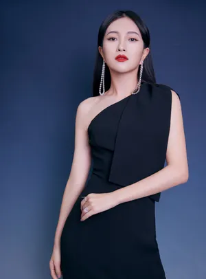 包文婧开叉黑裙性感写真图片_7