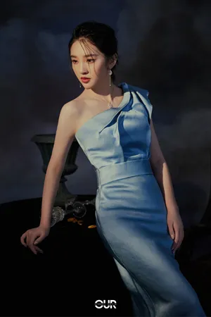 唐艺昕蓝色斜肩裙性感写真图片_5