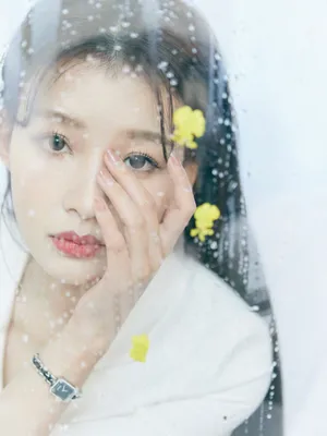 孙怡白西装雾气朦胧优雅写真图片