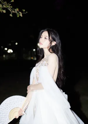 林允白纱短裙性感黑白写真_2