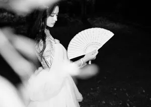 林允白纱短裙性感黑白写真_5