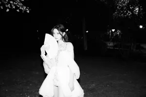 林允白纱短裙性感黑白写真_6