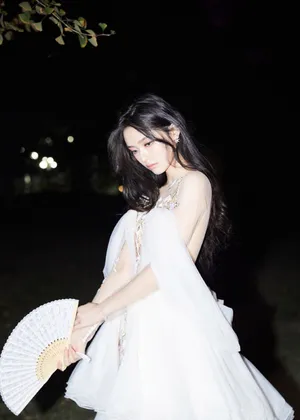 林允白纱短裙性感黑白写真_7