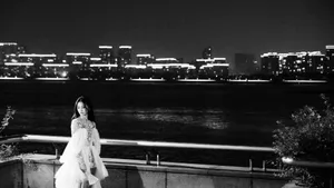 林允白纱短裙性感黑白写真_9