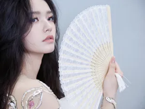 林允白纱短裙性感黑白写真_11