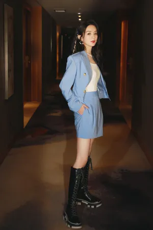 赵丽颖蓝色套装时尚写真图片_1