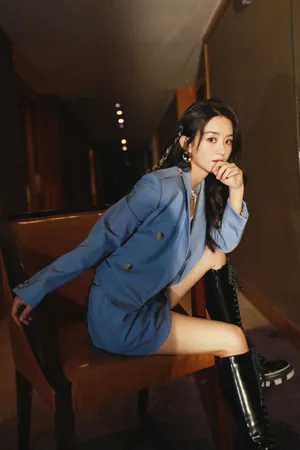 赵丽颖蓝色套装时尚写真图片_2