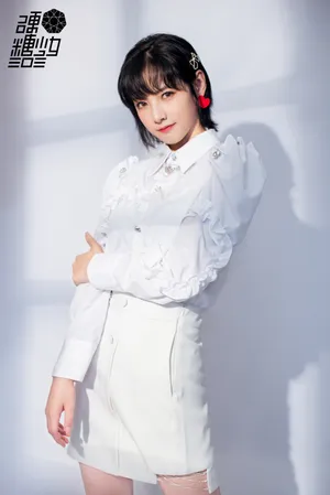 赵粤心形耳环清新气质写真图片_3