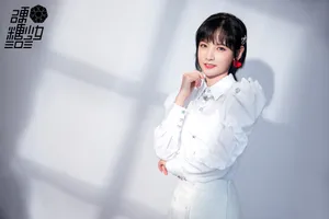 赵粤心形耳环清新气质写真图片_5