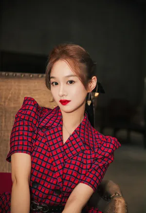 陆妍淇格纹裙性感写真图片_3