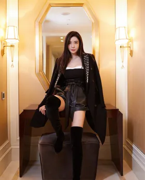 周韦彤酷黑风衣性感写真图片_4