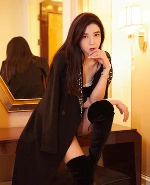 周韦彤酷黑风衣性感写真图片_6