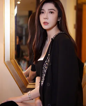 周韦彤酷黑风衣性感写真图片_7