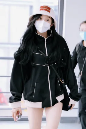 吴宣仪热裤美腿酷美街拍照图片