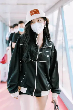 吴宣仪热裤美腿酷美街拍照图片_2