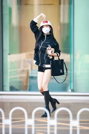 吴宣仪热裤美腿酷美街拍照图片_3