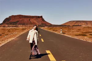 黄圣依黑袍神秘迷人写真图片
