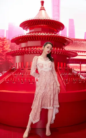 周也粉裙甜美浪漫写真图片_4