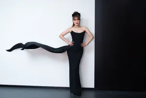 袁娅维低胸飘带长裙时尚写真图片_1