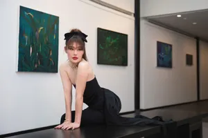 袁娅维低胸飘带长裙时尚写真图片_2