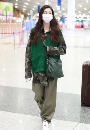 宋妍霏迷彩衬衫潇洒随性机场照图片