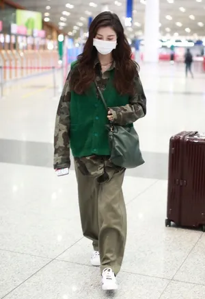 宋妍霏迷彩衬衫潇洒随性机场照图片