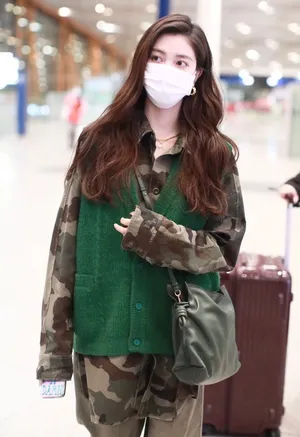 宋妍霏迷彩衬衫潇洒随性机场照图片_2