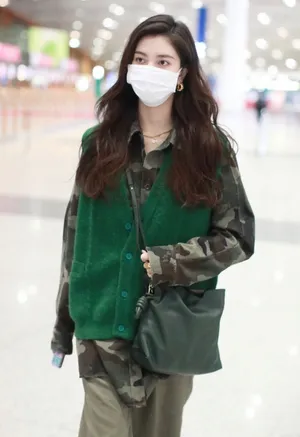 宋妍霏迷彩衬衫潇洒随性机场照图片_3