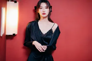 李斯羽不对称裙甜酷写真图片