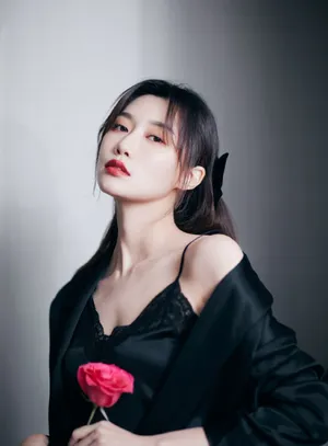 李斯羽不对称裙甜酷写真图片