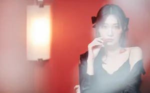 李斯羽不对称裙甜酷写真图片_3
